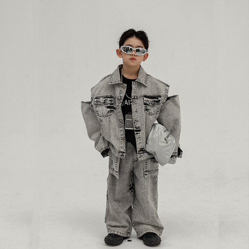 Boys' denim jacket for spring 2024, stylish children's top, casual outfit for middle-aged kids