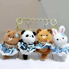 かわいい萌えバレエのパンダがアライグマのぬいぐるみを飾っています。