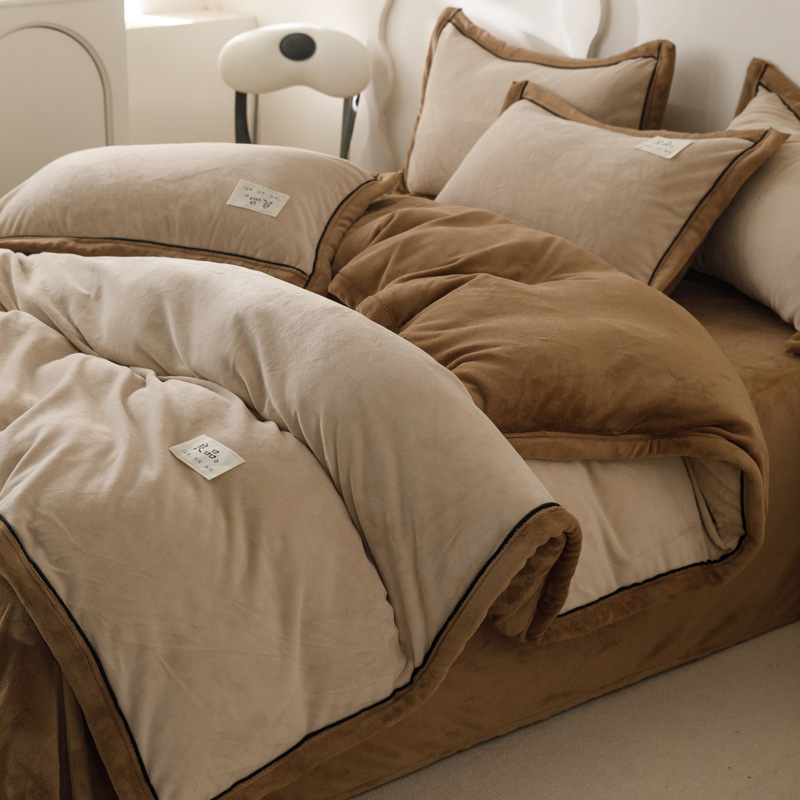 Alta sensación de cama de terciopelo de leche cuatro piezas con sábanas de terciopelo de coral de brida en otoño y invierno con un conjunto de terciopelo de tres piezas