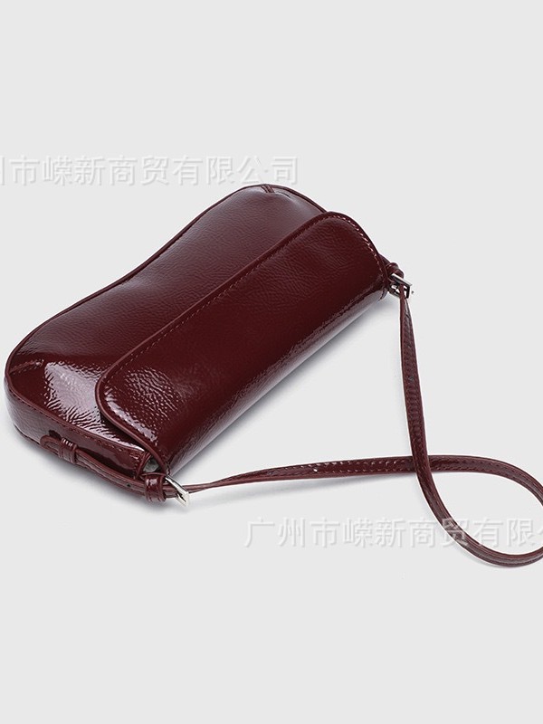 Bolso de axila de palo francés rojo de ZR de la casa transfronteriza 2024 otoño nuevo bolso de hombro retro con solapa de viajero simple de moda