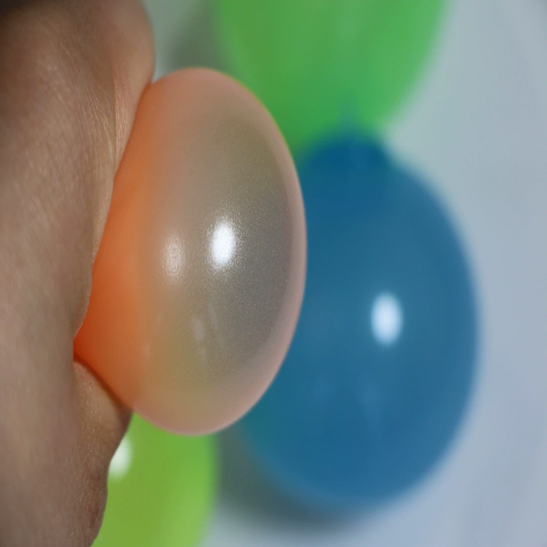 Интерактивные липкие шарики-резины (TikTok) — светящиеся, прилипают к поверхностям, 4.5–6.0 см