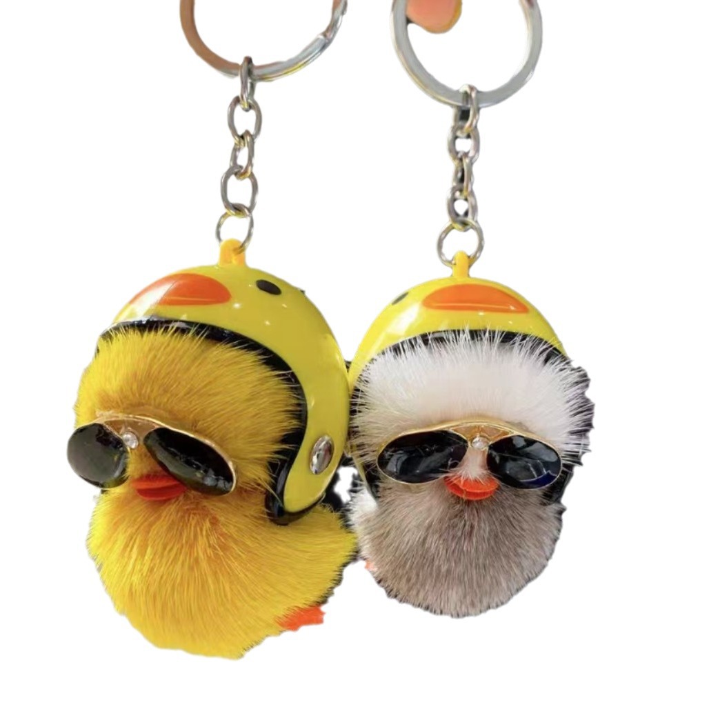 Mayorista casco pato amarillo pelo de visón lindo pato llavero de automóvil bolsos de peluche colgantes para teléfonos móviles