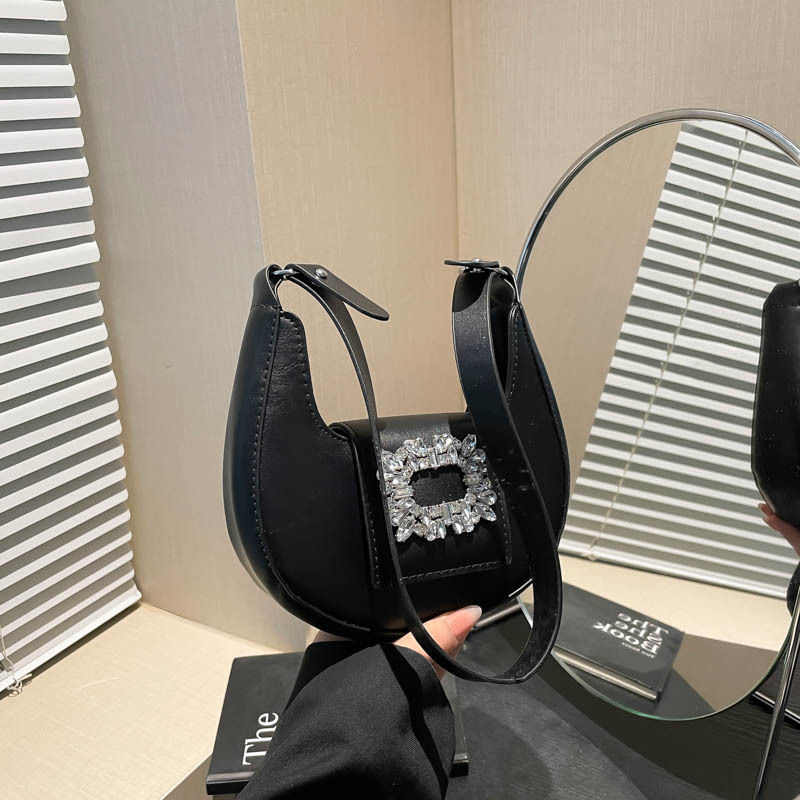 Bolso de moda para mujeres de viaje 2025 nueva moda de gran capacidad de textura media luna bolsa de moda personalidad de hombro inclinado bolso inferior