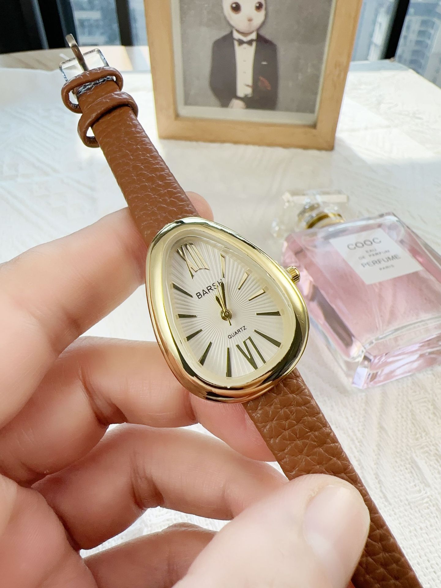 50g Weight Ordinary Glass Mirror Material Imitation Leather Strap Material Watch Classification Pointer+Number Display Type Buckle Buckle Style Drop shape Dial Shape Quartz Movement Women's Gender Retro Solid Color Buckle Quartz Watch Women's Watches 1