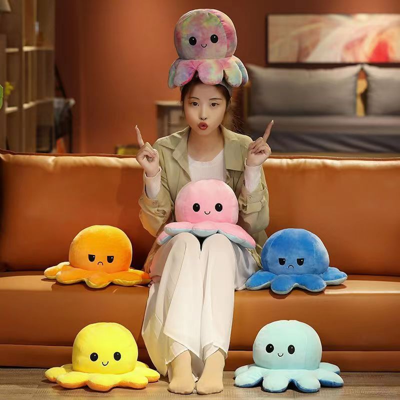 イチゴウサギ人形が小さなウサギのぬいぐるみ人形に変身 にんじん 誕生日プレゼント バレンタインデー枕|undefined