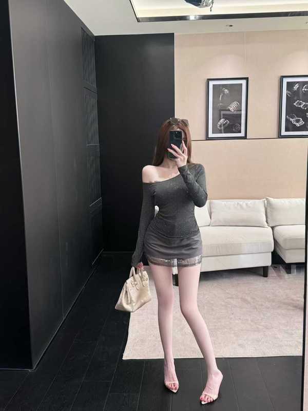 8722#早秋新款纯欲成熟风满钻长袖女斜肩设计修身显瘦胸垫可拆卸|undefined