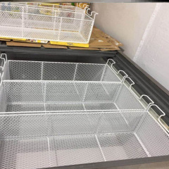 冷凍庫にバスケットを収納します。