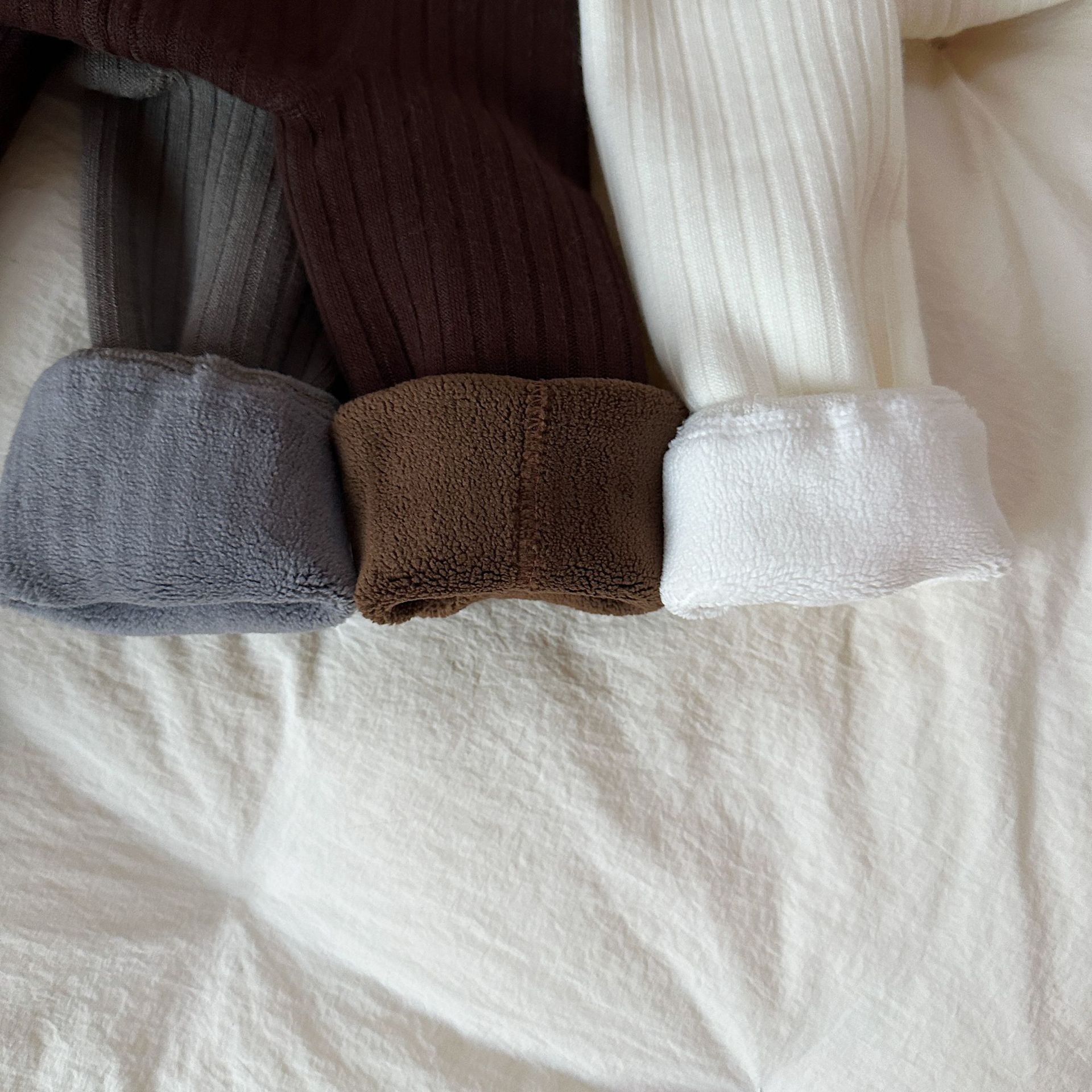 Leggings de bebé de caña de pera nuevo estilo exterior más terciopelo grueso otoño e invierno leggings de bebé calcetines pantalones calientes para niños ropa de invierno