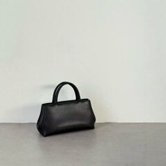 ハイエンドの縁取りハンドバッグ本革レディースバッグ 2025 春夏新作シングルショルダークロスボディバッグライト高級ニッチ通勤レディースバッグ