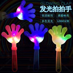 5本指の手のひらの道具は手をたたいて笑顔のおもちゃをたたいて平手打ちをします。
