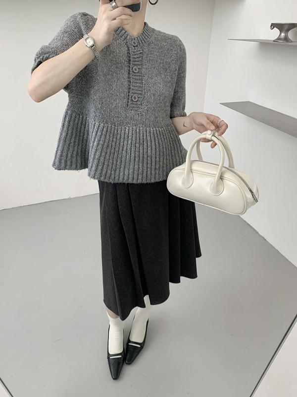 Genuine design autumn knitted classic sweater with a round collar