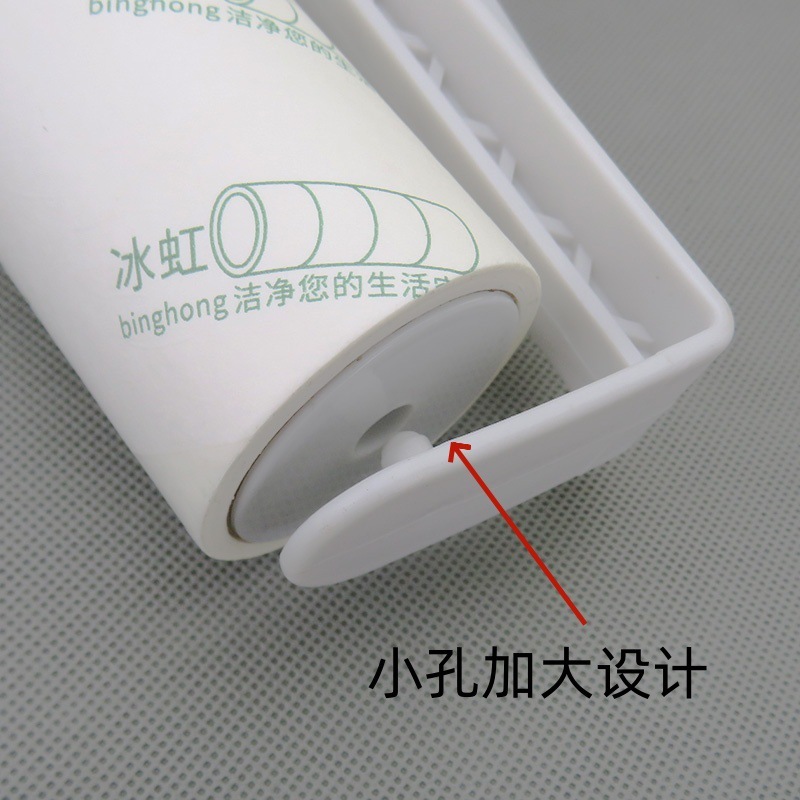 粘着紙部品の丸い粘着毛器のプラグと紙カードの丸い柄の両側の丸い紙の芯の2つの円盤|undefined