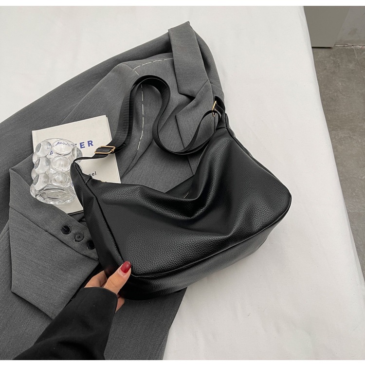 Bolso popular de este año para mujeres 2024 nuevo blando PU ancho cinturón de hombro mochila ins textura mochila de hombro