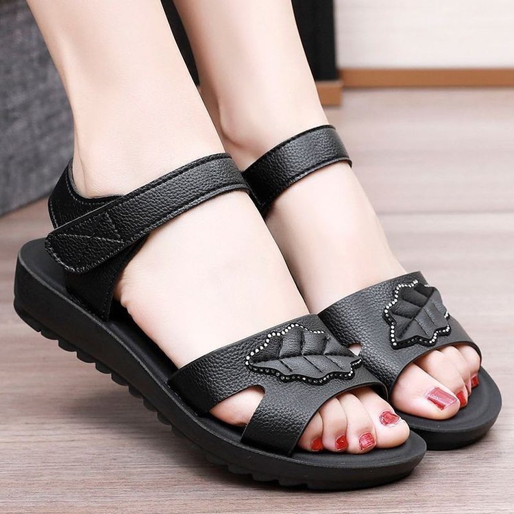 Sandalias para mujer, verano 2025, nuevo estilo, zapatos casuales de playa de moda de fondo suave, sandalias planas de cuero suave con velcro