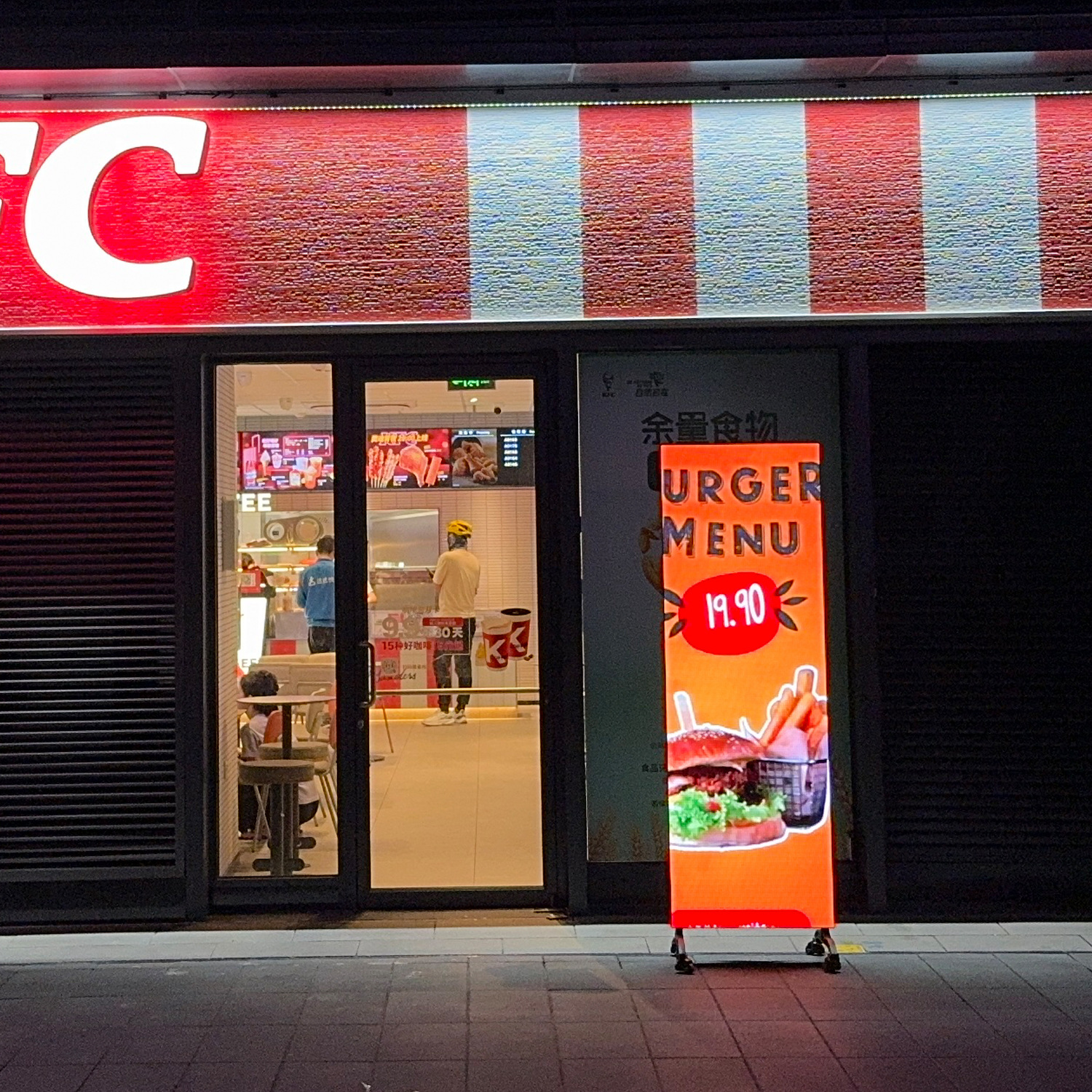 Máquina de publicidad al aire libre LED Pantalla de cartel móvil portátil a color completo Máquina de publicidad de centro comercial Pantalla de LED al aire libre