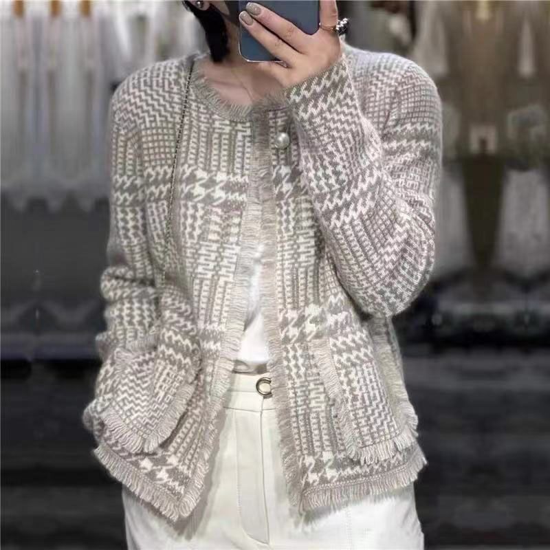 秋冬の丸首がゆったりしています。|undefined