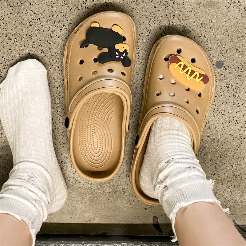 모카브라운 강아지가 소시지를 먹는다