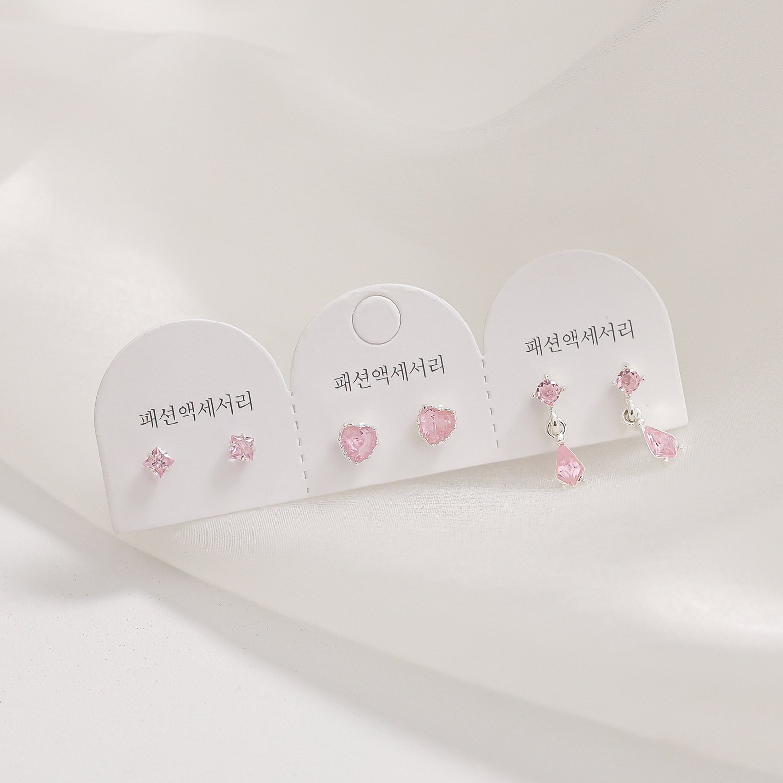 Juego de pendientes de aguja plateados, sencillos y compactos para mujer, pendientes geométricos en forma de corazón, bonitos, dulces y versátiles, venta al por mayor para puestos de mercado