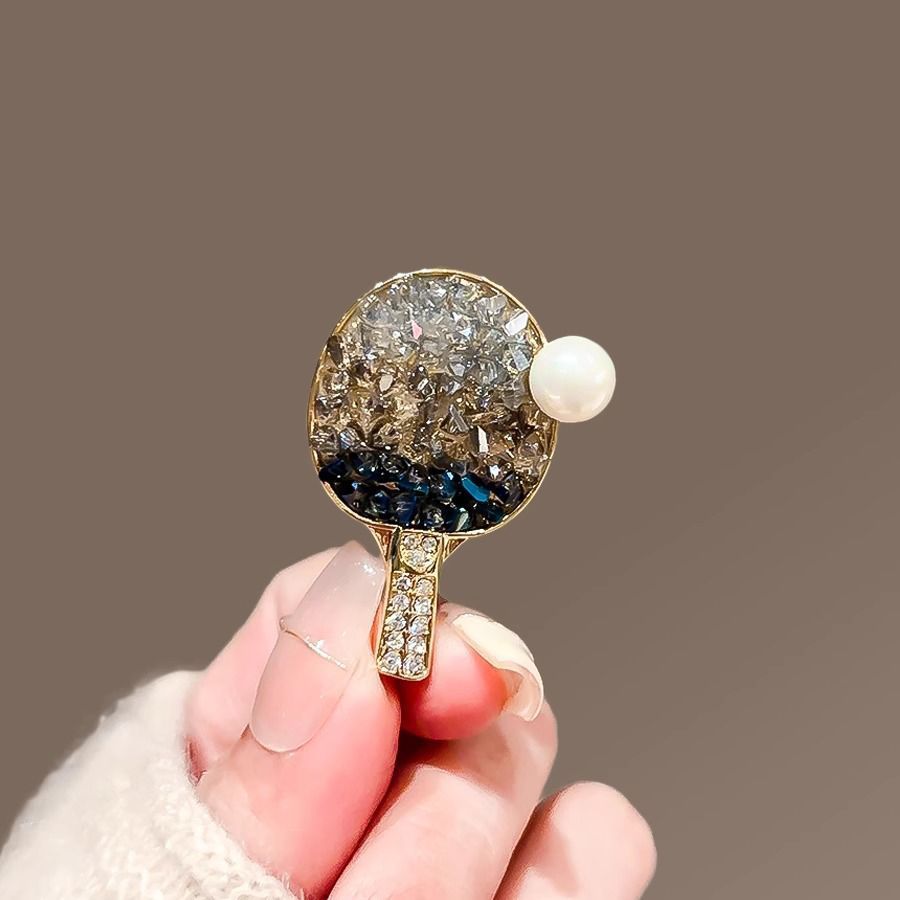 Design-Inspired Table Tennis Racket Brooch, High-End Women's Niche Personality Pin, Stylish Fashion Brooch Decoration Creative Gift