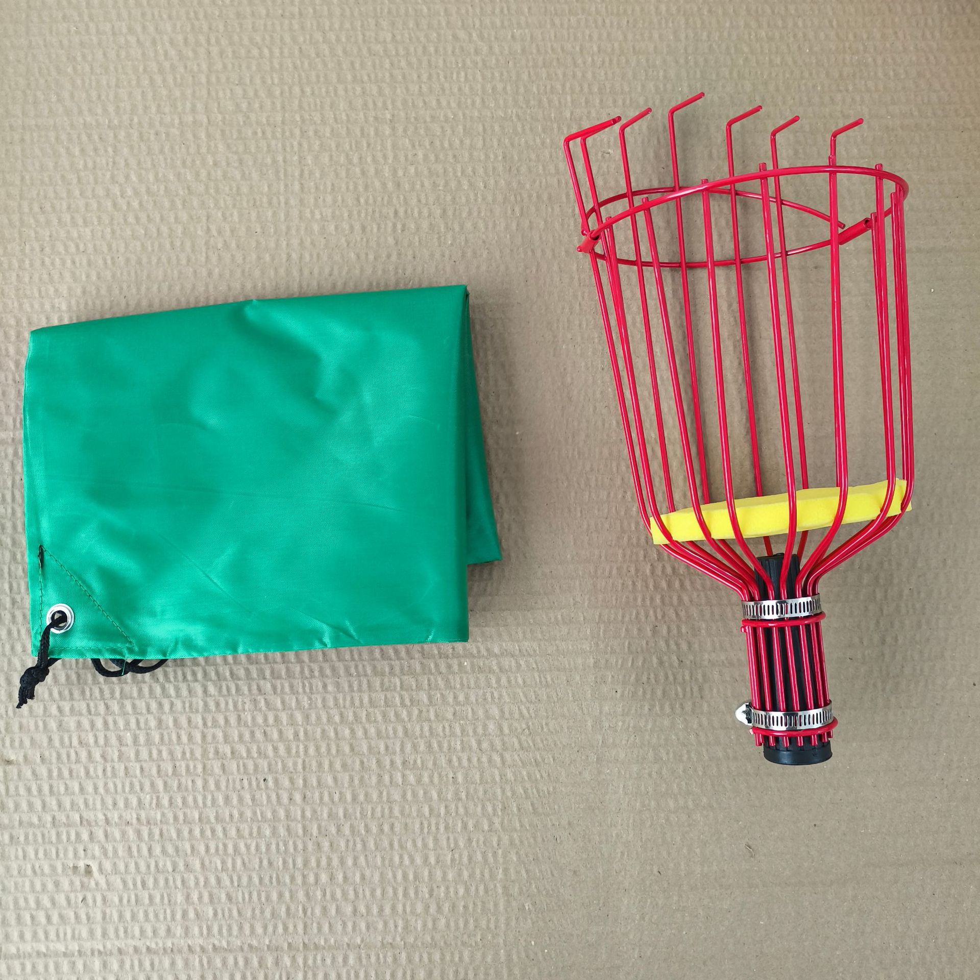 과일 따기 빨간 머리 + 녹색 가방