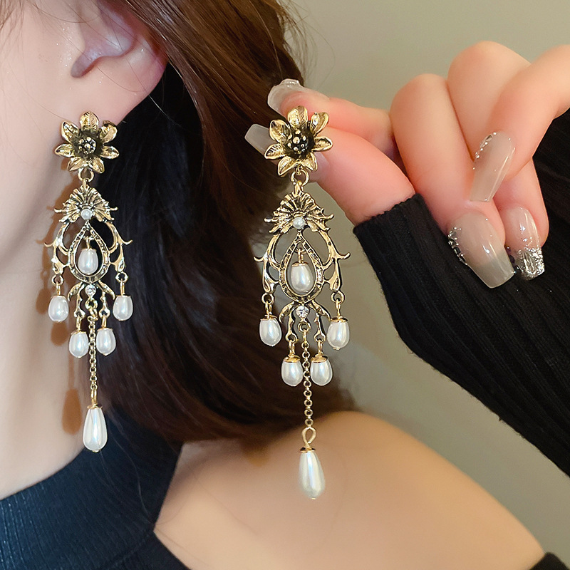 Elegant earrings pearl drop-shaped with tassels