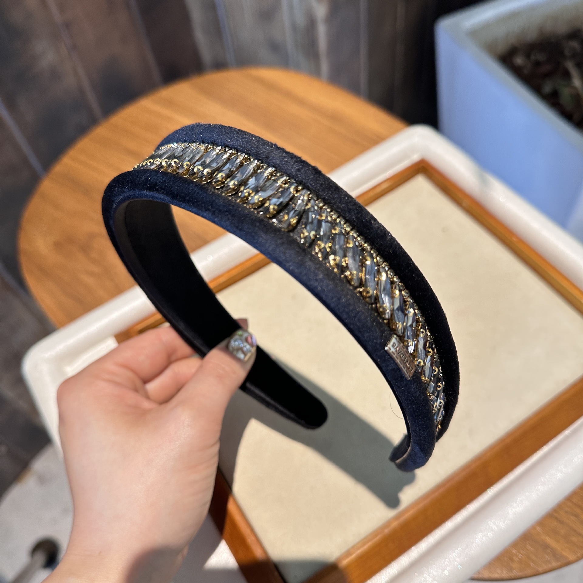 156g Weight Hair Band Hair Accessories Type Rhinestones Inlay Material 1 Piece Quantity Casual, Daily Occasion Flannel Material Solid Color Pattern Women's Gender Inlay Design Elegant, Simple Style Style Coffee, White, Black Color Velvet Rhinestone Light Luxury Wide Brim Hair Band High-Grade Western Style Heavy Industry Pressure Hair Clip High Skull Top Headband Hair Accessories 1