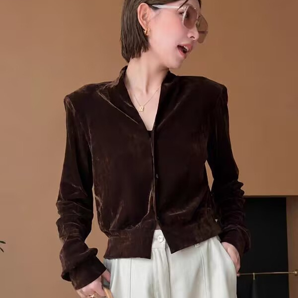High-end 26 Autumn Vintage Black Velvet Short V-neck Shirt for Women, Slim Fit, Waist-Cinching, Slimming Velvet Blouse, Long Sleeve, Trendy