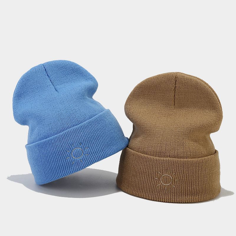 El otoño y el invierno nuevo sol simple bordado moda rizador pelo sombrero hombres y mujeres personalidad de la calle simple lana sombrero de punto