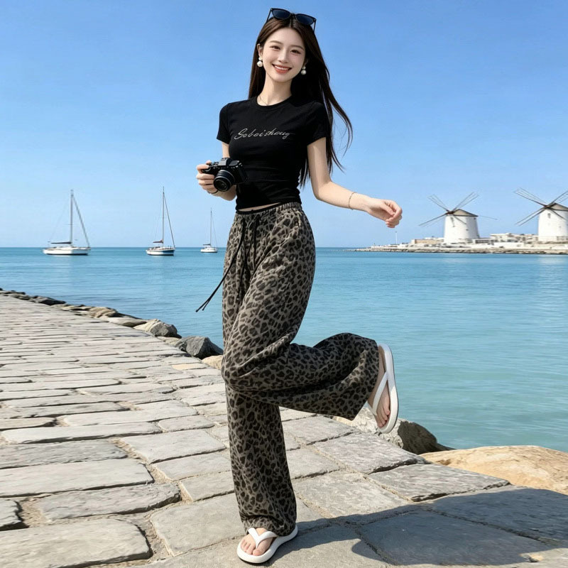 Koreya uslubida erkin sport to'plami ayollar qora T-shirt va leopard shim