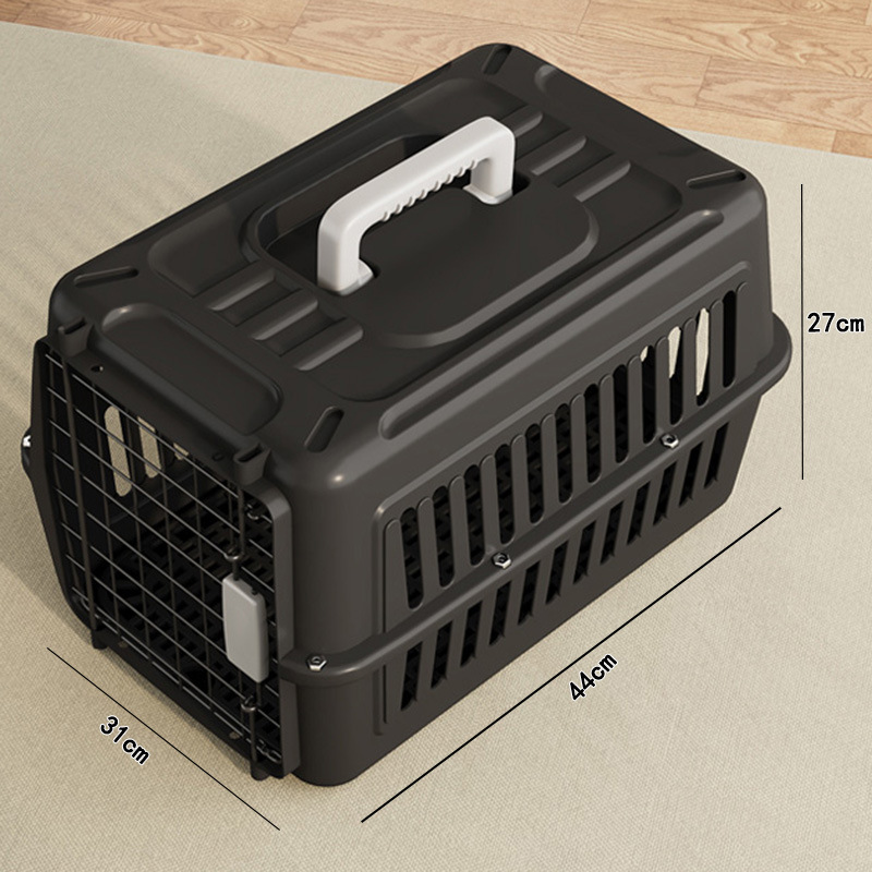 猫の航空箱猫は小型の犬で旅行箱を託送します。|undefined