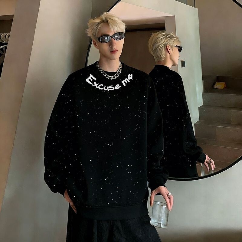 Black crew-neck, fleece-lined, long-sleeved sweatshirt for men, featuring a loose fit, unique design, and a stylish, understated look Black crew-neck, fleece-lined, long-sleeved sweatshirt for men, featuring a loose fit, unique design, and a stylish, understated look