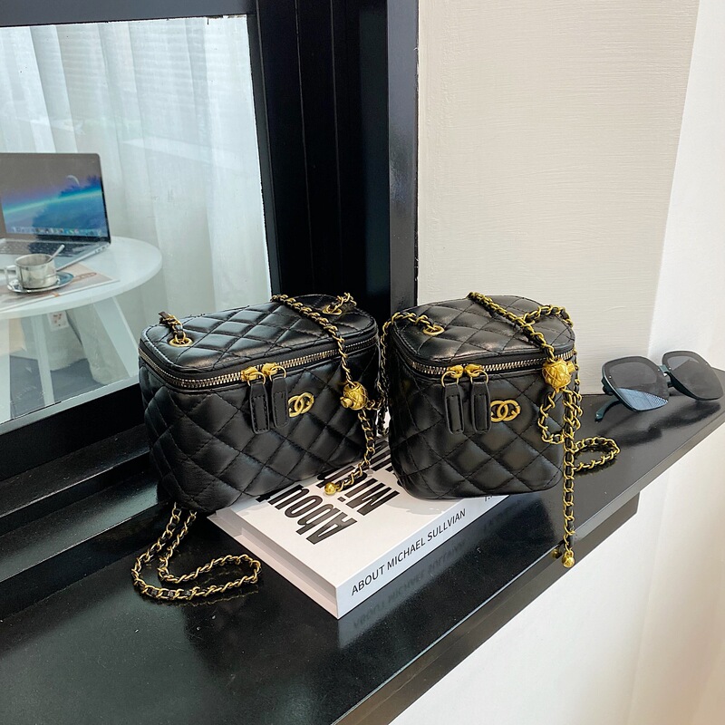 2024 Spring New Diamond Embroidery Thread Chain Women's Bag Fashion Shoulder Square Bag Messenger Bag