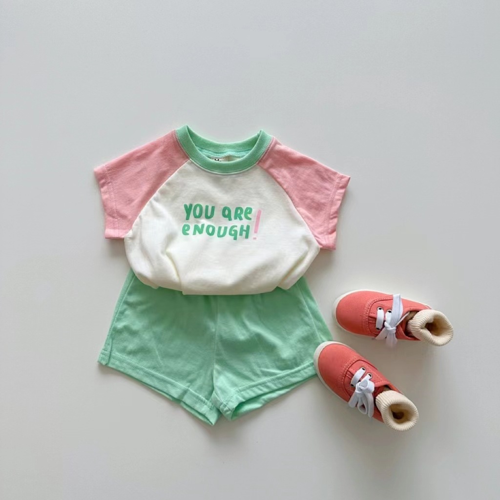 Juego de tres colores con diseños y combinación de colores para bebés/niños pequeños estilo coreano de internet de verano, parte superior con letras, cuello redondo, color pastel, versátil, juego de dos piezas image 5