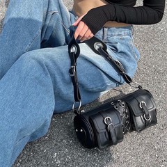 オリジナルのレトロy2kギャルの女性の脇の下の包みの質感は斜めに肩を掛けます。