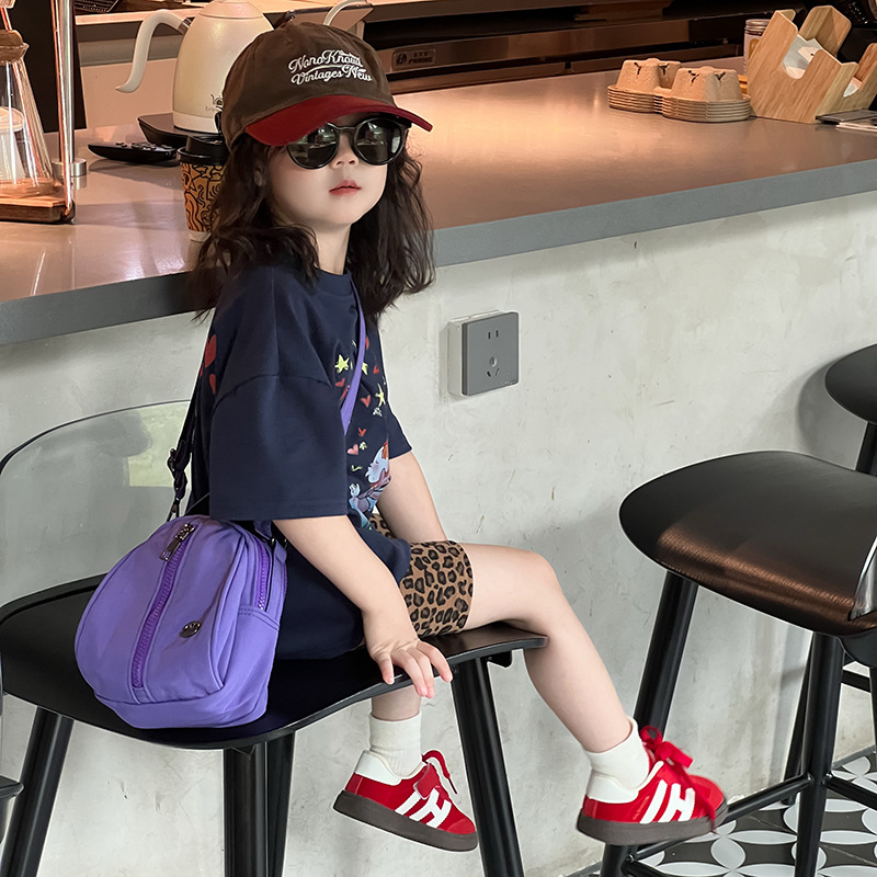Coreano simple color sólido bolso de hombro para niños y niñas bolso de mochila deportivo casual para bebés 2025 nuevo tipo de bolso de conchas para niños