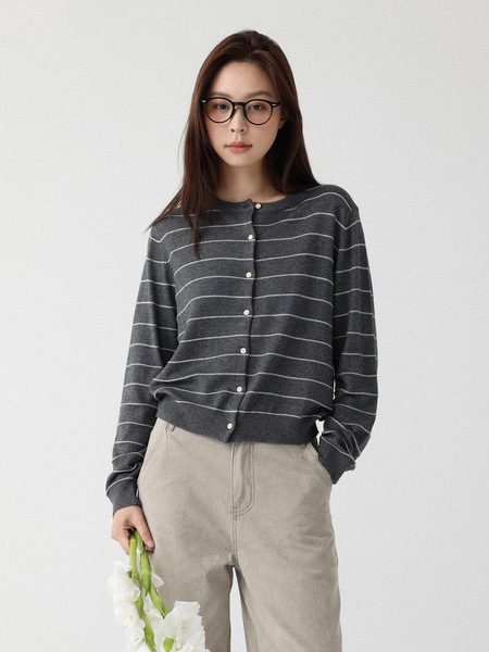 Woolen long-sleeve with a round collar