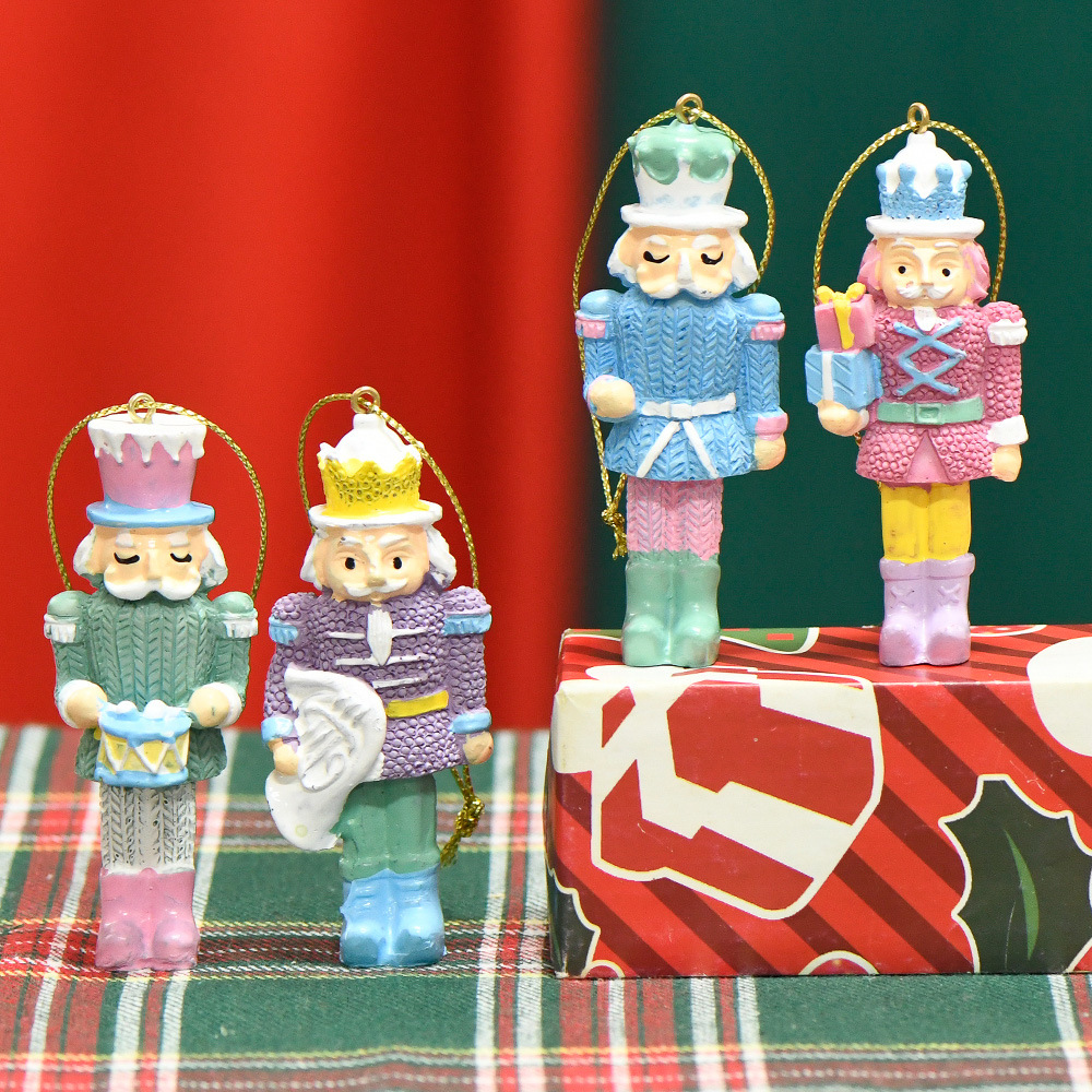 Nuevo conjunto de color de 8cm cuatro resina cascanueces regalos de Navidad nuevos productos directos de fábrica al por mayor