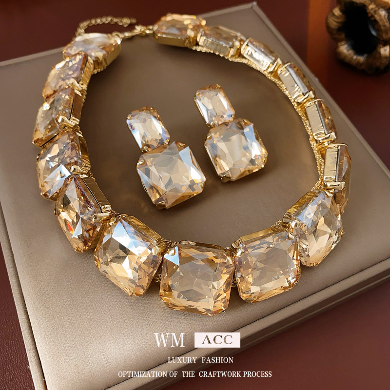Pendientes cuadrados con incrustaciones de diamantes Collar de dos piezas Pendientes de temperamento exagerado de todo fósforo de moda Accesorios de vestir de alta gama de lujo ligero