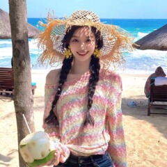 海辺のリゾート風の透かし彫りの草のビーチ帽の女性の大きいつばの雰囲気感の日よけの日焼け止めの写真を撮る帽子の道具