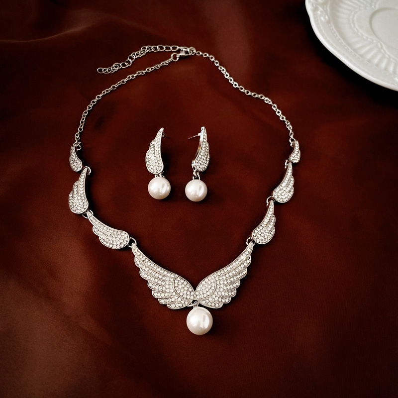 Light luxury diamond wing earrings and necklace set