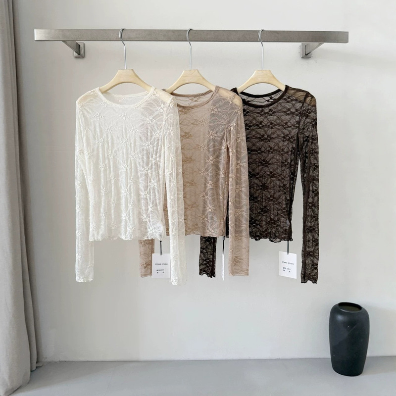 All members of 'South Korean Unnie' have kept one for themselves: a breathable, soft, and airy Korean women's relaxed round-neck top made of lace All members of 'South Korean Unnie' have kept one for themselves: a breathable, soft, and airy Korean women's relaxed round-neck top made of lace