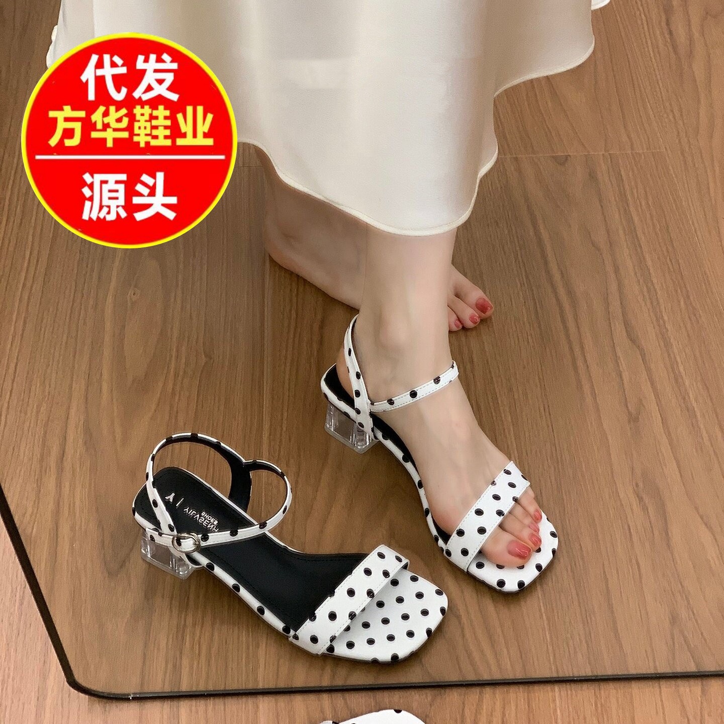 2026 verano de moda francesa punto de onda de tacones gruesos elegantes con sandalias casuales de cabeza de dedos descubiertos sandalias de cabeza para mujeres