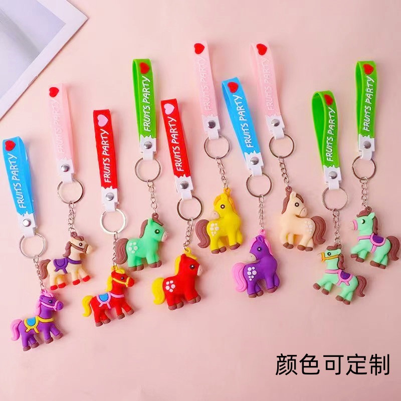 2026 nuevo año de dibujos animados caballo llavero de PVC muñeca de fiesta pequeño colgante decoración creativa pegamento suave lindo pequeño colgante