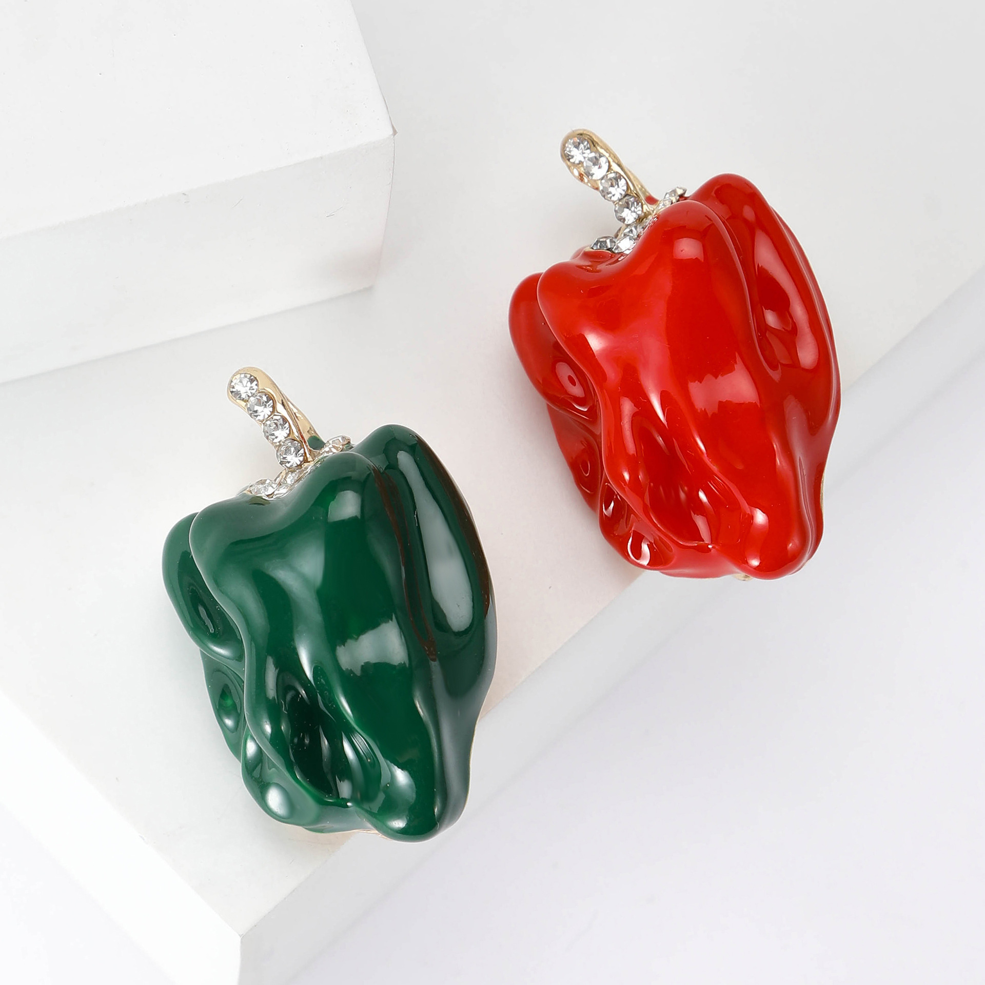 Spilla grande a forma di peperoncino smaltata accessorio donna_voghion.com