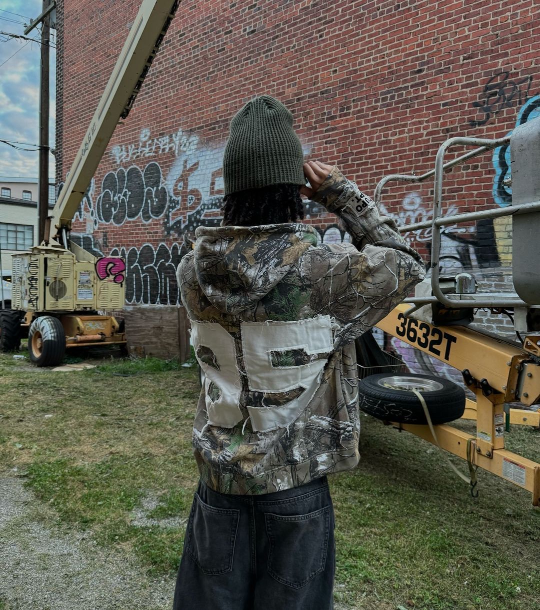 Herrenbekleidung trendige Marke Blatt Camouflage Strickjacke Reißverschluss Pullover Jacke Y2k Collage Brief lässig locker Hoodie Trend_voghion.com