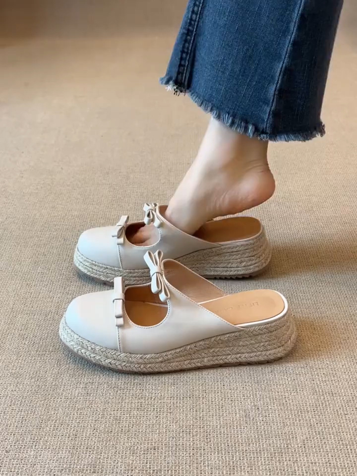 Versión de piel de oveja ~ Pastel de plataforma retro Baotou bowknot sandalias y zapatillas 2025 verano nuevo estilo ropa exterior media pantuflas mujeres