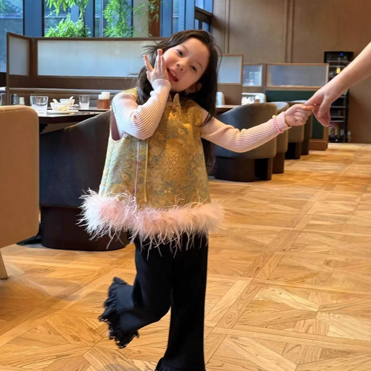 女童汉服拜年服儿童宝宝新中式国风改良金色马甲加厚秋冬季背心潮