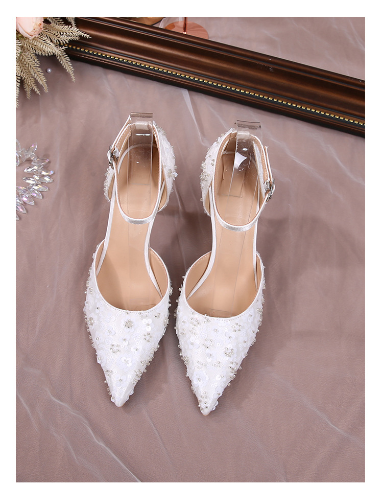 Nuevas sandalias huecas francesas de verano 2023 en blanco femenino con cuentas en tacones altos, sandalias puntiagudas y zapatos de boda finos