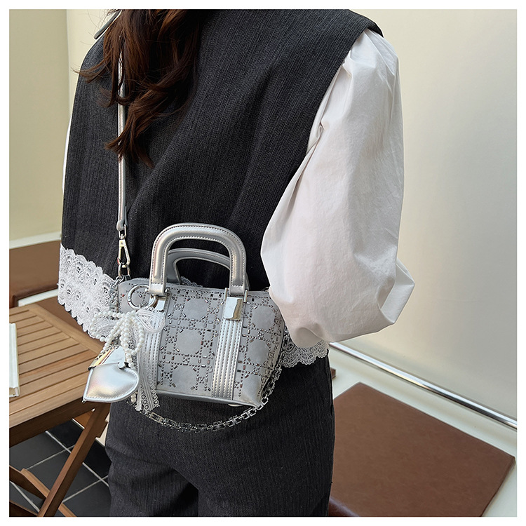 Summer bag: Women's niche design denim blue hot diamond handbag, 2025 new style bow single-shoulder crossbody bag undefined