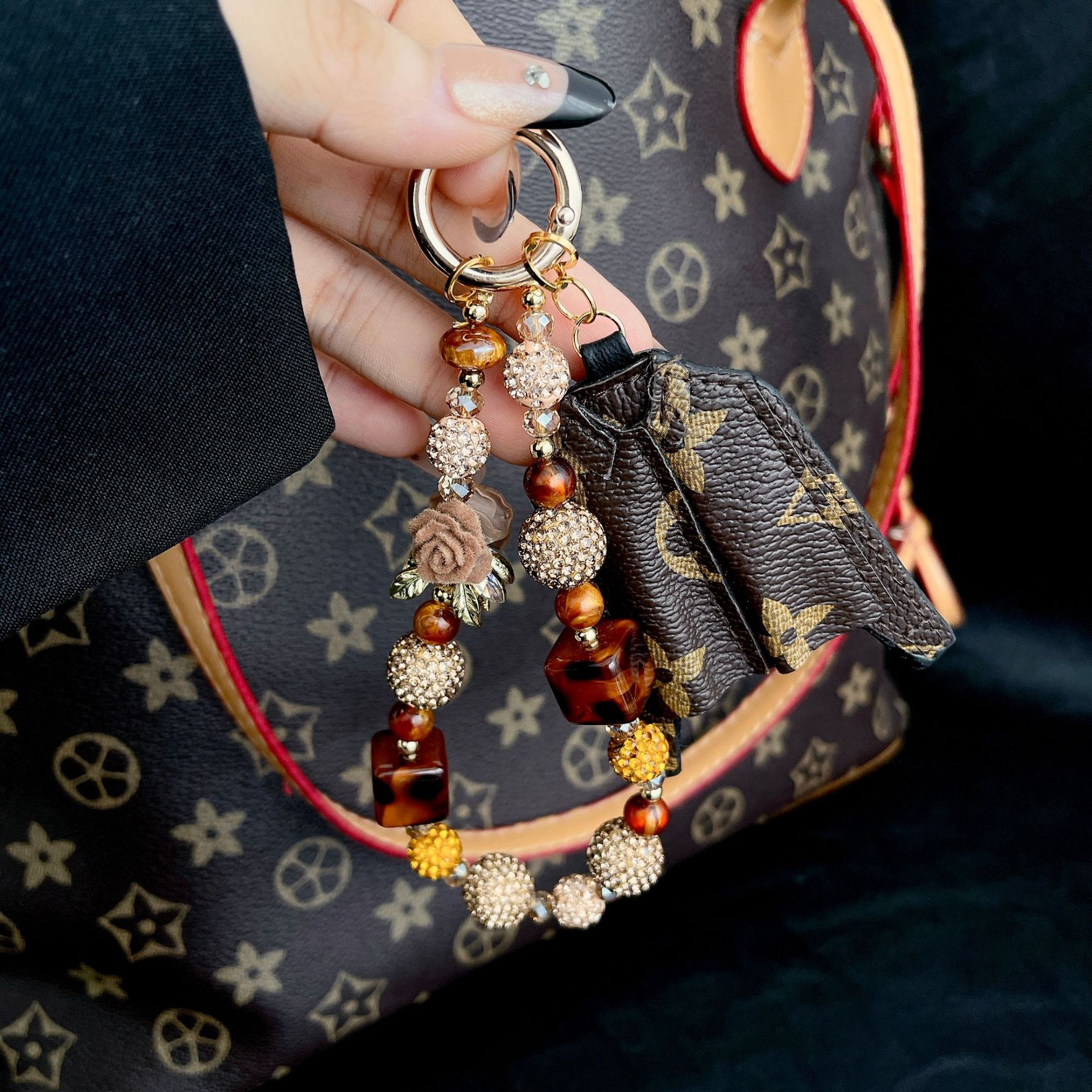 Boutique hecha a mano cadena de teléfono móvil de alta calidad mujer cadena corta moda LV ropa vieja serie de flores bolsos de teléfono móvil accesorios cortos